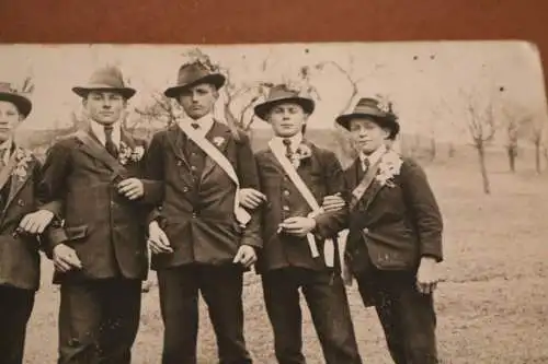 zwei tolle alte Gruppenfotos - Jungs, Knaben mit Schärpe ? Bayern ?? 1910-20