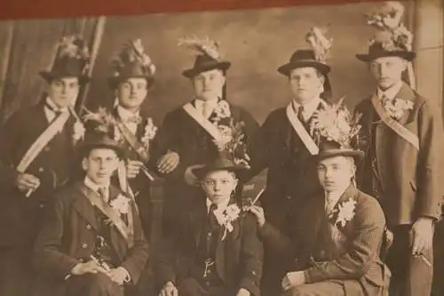 zwei tolle alte Gruppenfotos - Jungs, Knaben mit Schärpe ? Bayern ?? 1910-20