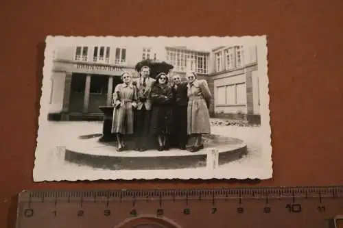 tolles altes Foto - Personen vor einem Brunnen - Bad Teinach 1954