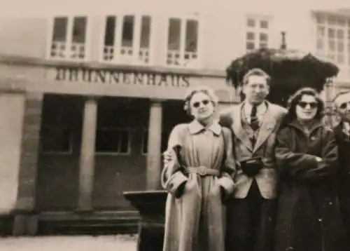 tolles altes Foto - Personen vor einem Brunnen - Bad Teinach 1954