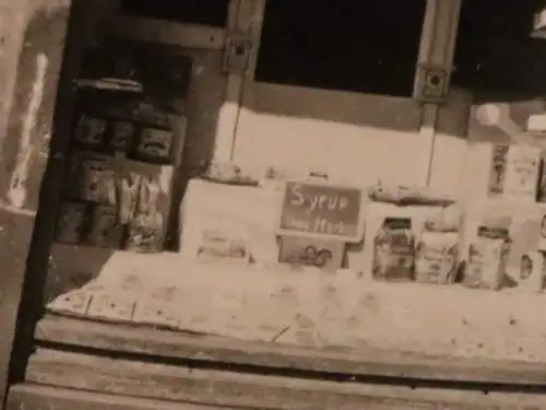 tolles altes Foto - Schaufenster eines Lebensmittelgeschäfts - Syrup u.a.