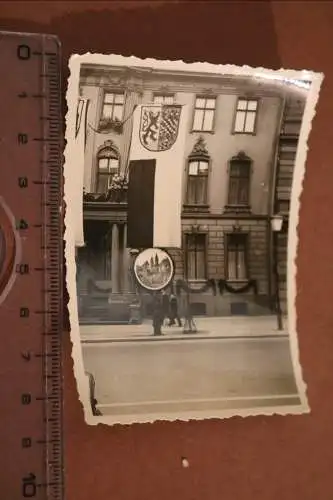 tolles altes Foto - Flagge mit Wappen - und Scheibe mit Stadtansicht ? 30-40er