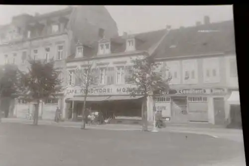 vier tolle alte Negative - Personen vor dem Cafe Moritz  Ort?