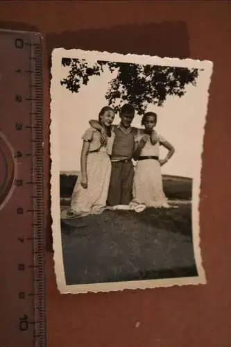 tolles altes Foto - junger Mann mit zwei hübschen Frauen - 20-40er Jahre 