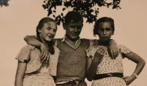 tolles altes Foto - junger Mann mit zwei hübschen Frauen - 20-40er Jahre