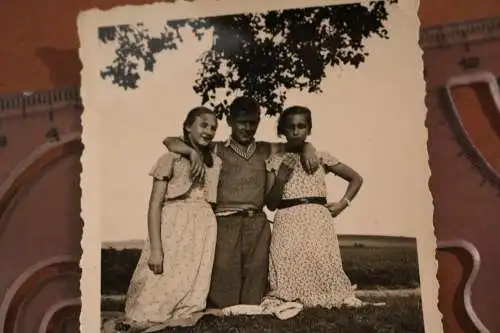 tolles altes Foto - junger Mann mit zwei hübschen Frauen - 20-40er Jahre