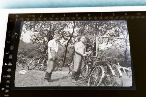 Tolles altes Negativ - zwei Soldaten mit Fahrräder