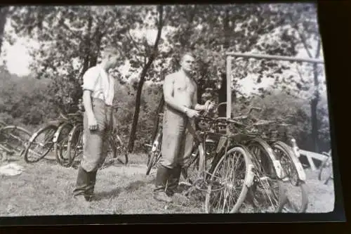 tolles altes Negativ - zwei Soldaten mit Fahrräder