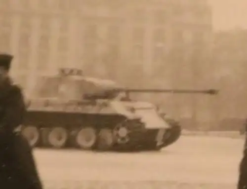 zwei alte Fotos Armeemuseum Frankreich - SdKfZ Panther - Resistance - Ehrenkompa