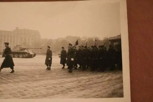 zwei alte Fotos Armeemuseum Frankreich - SdKfZ Panther - Resistance - Ehrenkompa