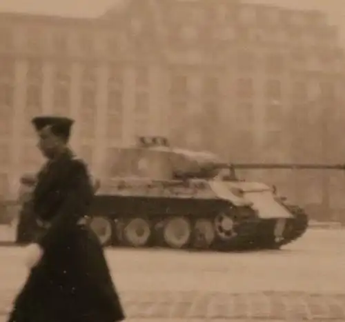 zwei alte Fotos Armeemuseum Frankreich - SdKfZ Panther - Resistance - Ehrenkompa