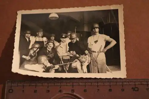  altes Foto - Gruppe Soldaten Juxfoto auf Stube 