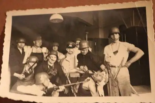  altes Foto - Gruppe Soldaten Juxfoto auf Stube 