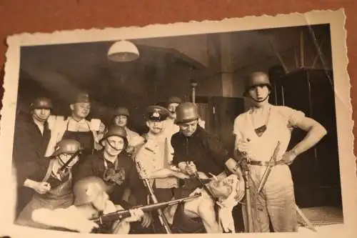 altes Foto - Gruppe Soldaten Juxfoto auf Stube