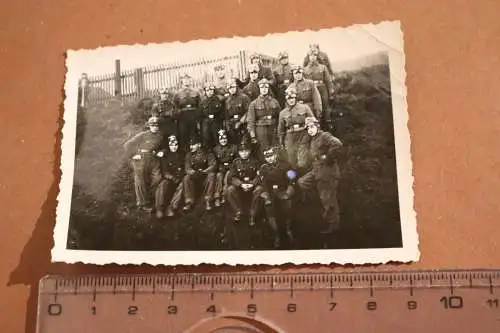 tolles altes Foto - Gruppe junger Soldaten mit Sturzhelm - Bad Gandersheim (2) 