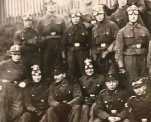 tolles altes Foto - Gruppe junger Soldaten mit Sturzhelm - Bad Gandersheim (2)