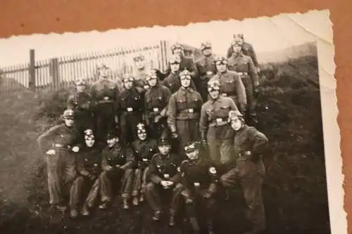 tolles altes Foto - Gruppe junger Soldaten mit Sturzhelm - Bad Gandersheim (2)