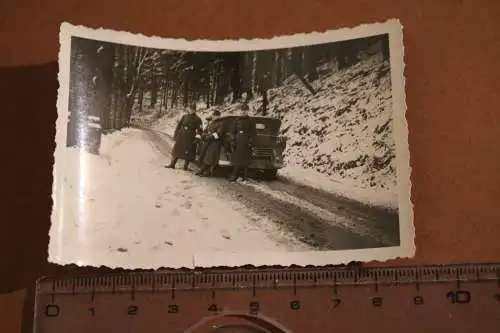 Altes Foto - drei Soldaten mit Oldtimer im Schnee , kurz vor St. Andreasberg