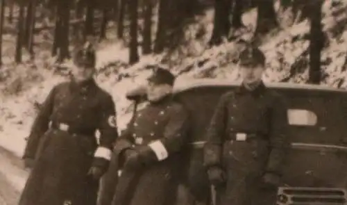 Altes Foto - drei Soldaten mit Oldtimer im Schnee , kurz vor St. Andreasberg