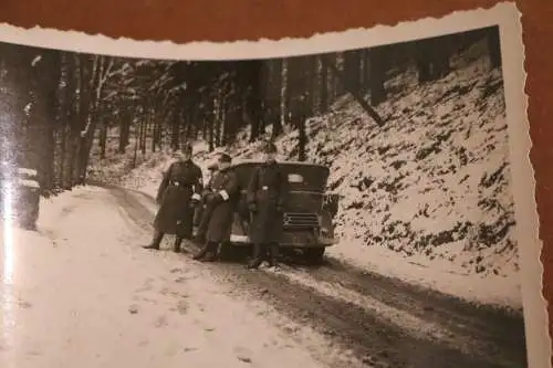 Altes Foto - drei Soldaten mit Oldtimer im Schnee , kurz vor St. Andreasberg