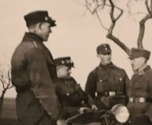 tolles altes Foto - Gruppe Soldaten mit Krad mit Beiwagen 