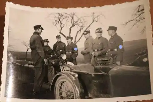 tolles altes Foto - Gruppe Soldaten mit Krad mit Beiwagen 