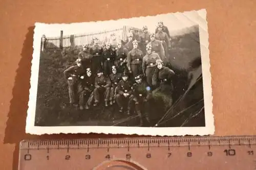 tolles altes Foto - Gruppe junger Soldaten mit Sturzhelm - Bad Gandersheim 