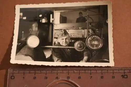 tolles altes Foto - Soldat in Werkstatt ??? LKW ohne Motor 