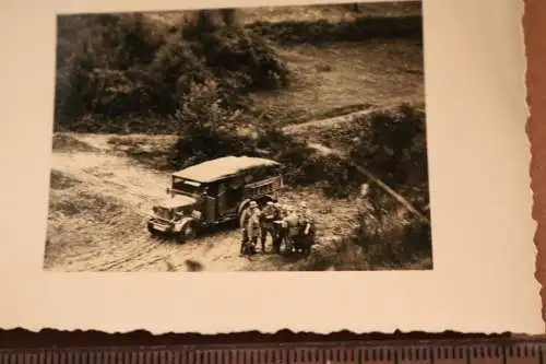 altes Foto - Gruppe Soldaten - Fernmelder ? PKW mit Div. Zeichen Löwe mit Krone