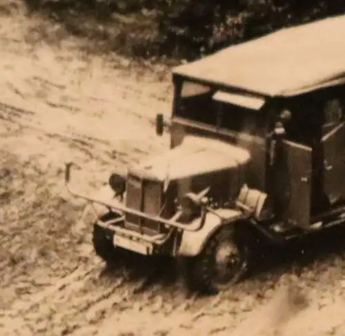 altes Foto - Gruppe Soldaten - Fernmelder ? PKW mit Div. Zeichen Löwe mit Krone