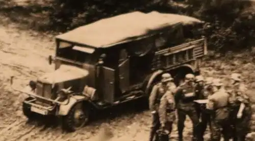 altes Foto - Gruppe Soldaten - Fernmelder ? PKW mit Div. Zeichen Löwe mit Krone