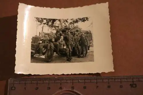 Altes Foto - Gruppe Soldaten - Fernmelder ?? PKW mit Div. Zeichen Löwe mit Krone