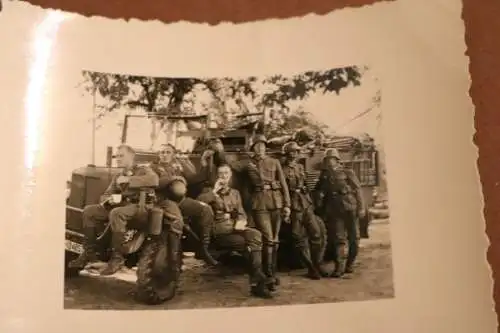 altes Foto - Gruppe Soldaten - Fernmelder ?? PKW mit Div. Zeichen Löwe mit Krone