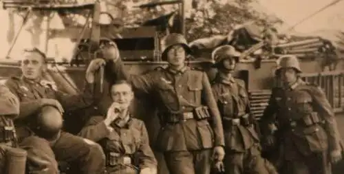 altes Foto - Gruppe Soldaten - Fernmelder ?? PKW mit Div. Zeichen Löwe mit Krone