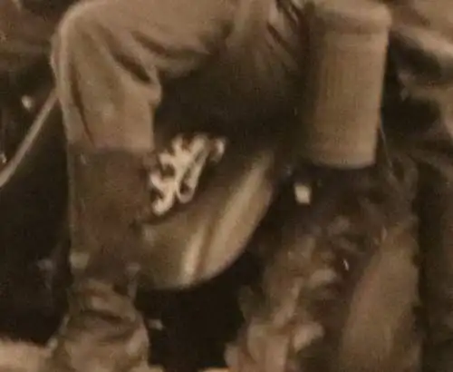 altes Foto - Gruppe Soldaten - Fernmelder ?? PKW mit Div. Zeichen Löwe mit Krone