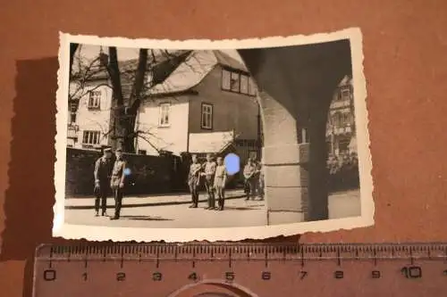 Altes Foto - Soldaten in Ortschaft - Marsch ???