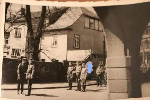 altes Foto - Soldaten in Ortschaft - Marsch ???