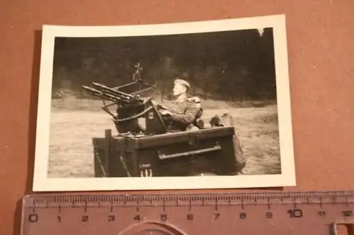 tolles altes Foto - Soldat Flak im MG-Wagen 36 