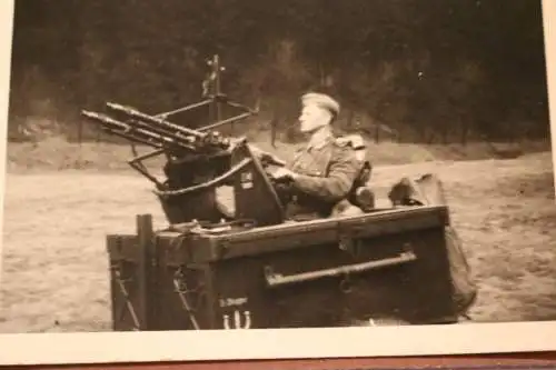 Tolles altes Foto - Soldat Flak im MG-Wagen 36