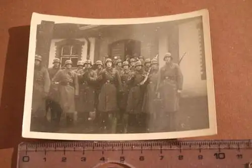 tolles altes Gruppenfoto - Soldaten mit Gewehre , Stahlhelm 