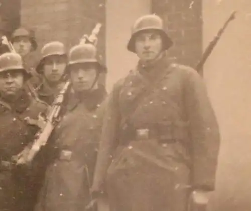 tolles altes Gruppenfoto - Soldaten mit Gewehre , Stahlhelm