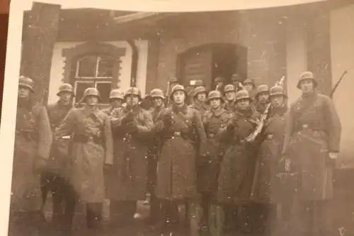 tolles altes Gruppenfoto - Soldaten mit Gewehre , Stahlhelm 