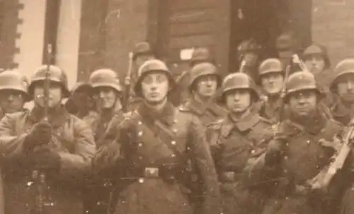 tolles altes Gruppenfoto - Soldaten mit Gewehre , Stahlhelm