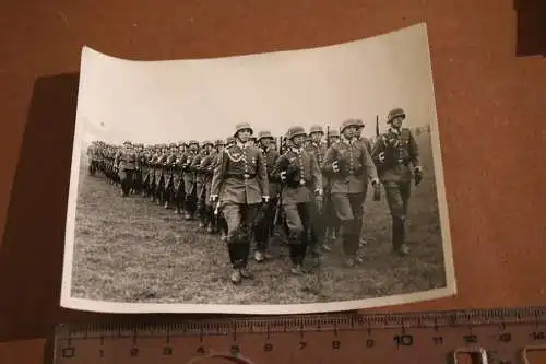 altes Foto - Soldaten mit Stahlhelm im Marschformation 