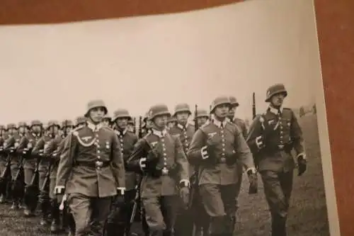 altes Foto - Soldaten mit Stahlhelm im Marschformation 