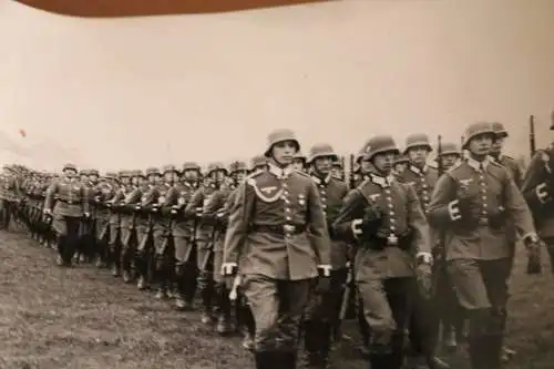 altes Foto - Soldaten mit Stahlhelm im Marschformation