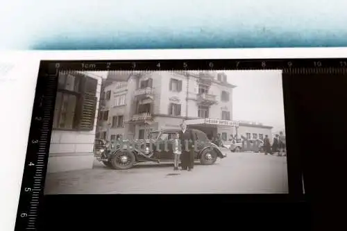 zwei tolle alte Negative Vater mit Sohn toller Oldtimer - Grandhotel am See 