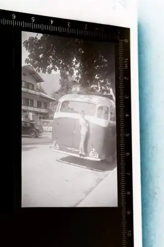 tolles altes Negativ - Junge steht auf Stosstange von einem Bus - 30-50er Jahre