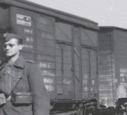 altes Negativ - Soldaten Bahnhof ?? Güterwaggons 