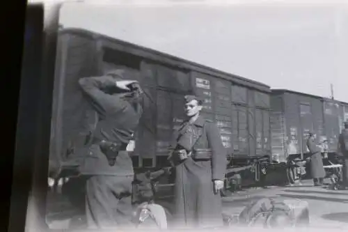 altes Negativ - Soldaten Bahnhof ?? Güterwaggons 